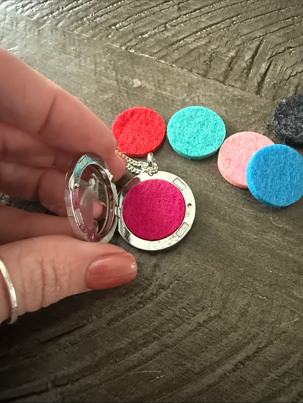 Disney Mary Poppins Silhouette Aromatherapy pendant with changable pads - NWOT - Picture 3 of 4